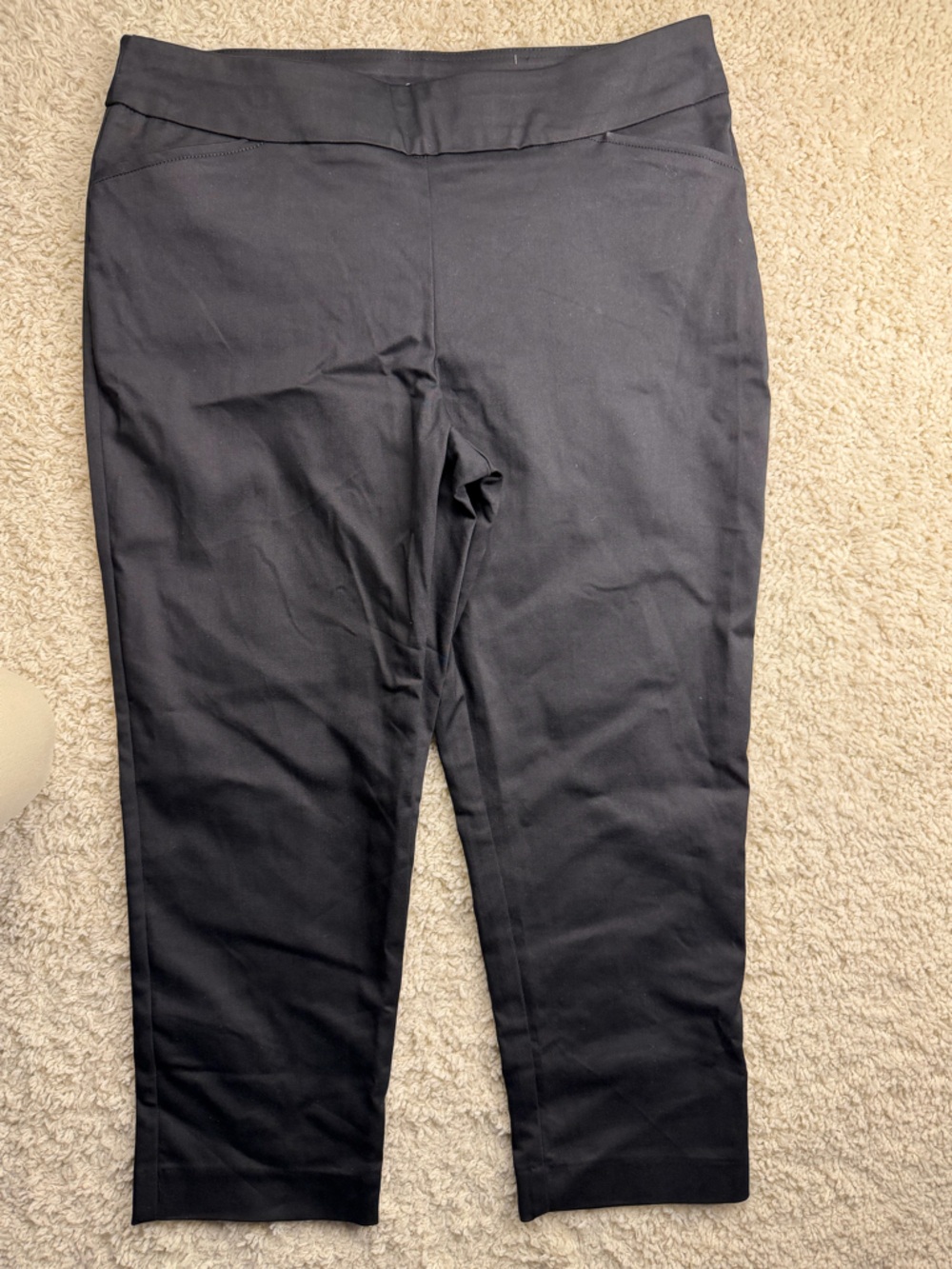 Women’s 16P Pull-On Black Capris - Picture 1 of 6